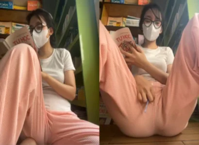 Cô em vừa đọc sách vừa nhét sextoy vào lồn rên khe khẽ