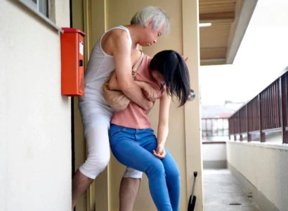 Người vợ trẻ bị bố chồng già cưỡng dâm